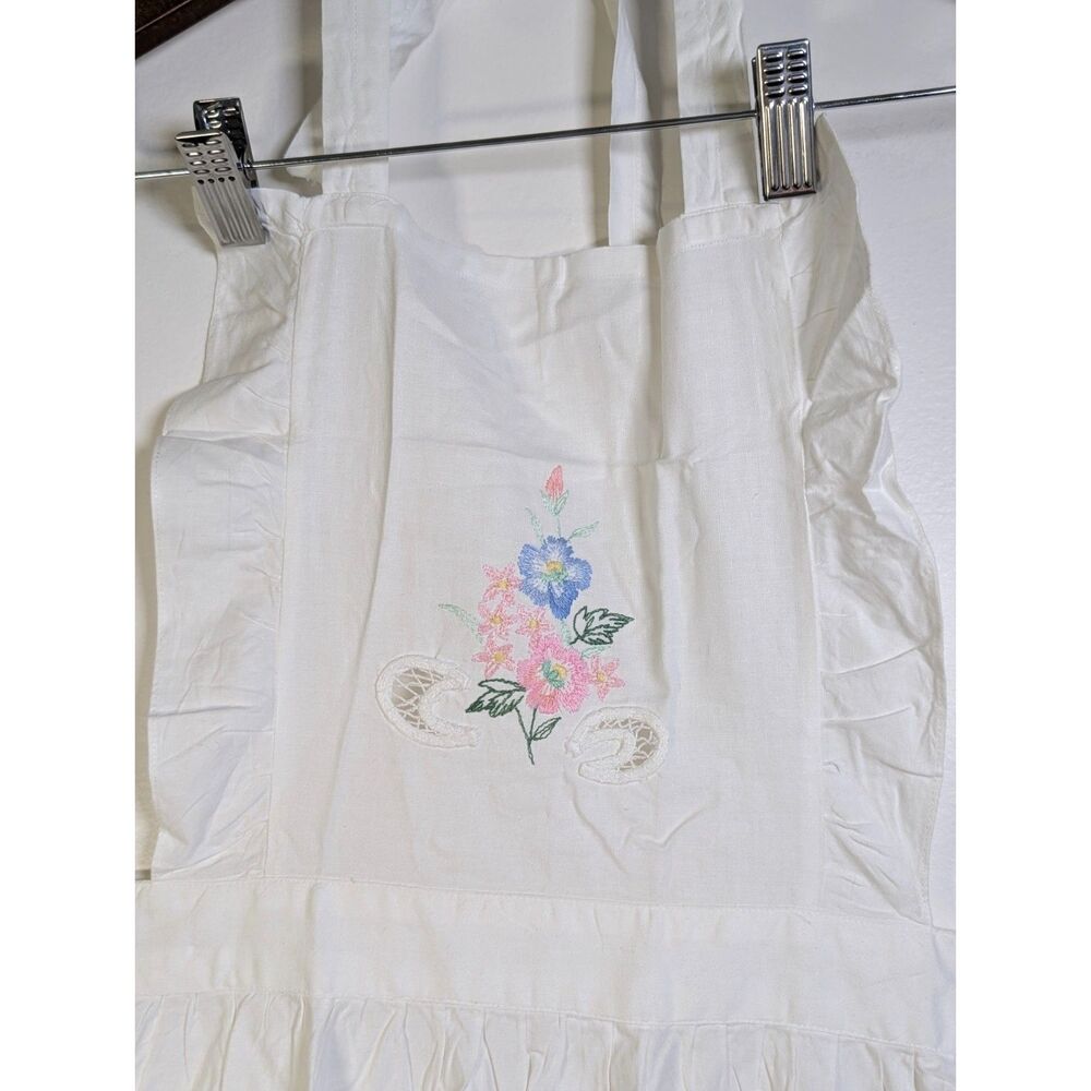 Vintage Embroidered Cottagecore Apron White Cotton Floral Ruffle New - Picture 3 of 9